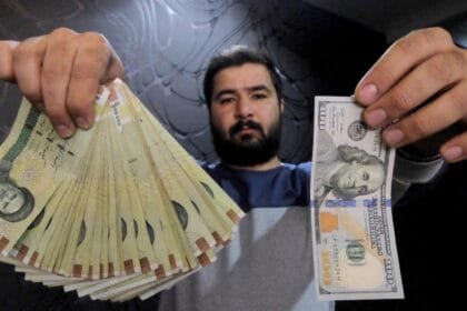 انهيار التومان الإيراني أمام الدولار مع استمرار الحصار الاقتصادي