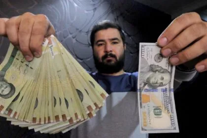 The Iranian toman collapses against the dollar as the economic blockade continues