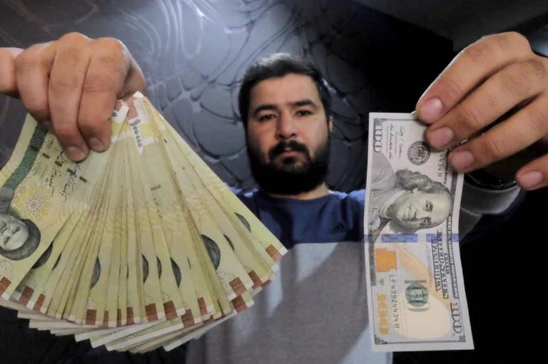 The Iranian toman collapses against the dollar as the economic blockade continues