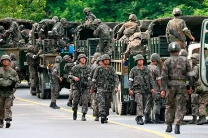 حادثة حدودية نادرة: طلقاتRare border incident: South Korean warning shots force North Korean soldiers to retreatتحذيرية كورية جنوبية تجبر جنودا شماليين على التراجع