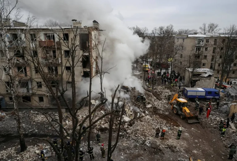 A large-scale Russian attack on Kyiv leaves 8 dead and 33 wounded amid extensive damage