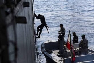 فتح مضيق هرمز عالق بين مفاوضات عمان وتصعيد الحرس الثوري