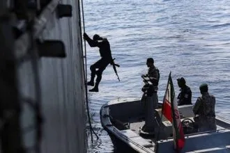فتح مضيق هرمز عالق بين مفاوضات عمان وتصعيد الحرس الثوري