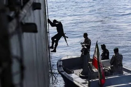 فتح مضيق هرمز عالق بين مفاوضات عمان وتصعيد الحرس الثوري