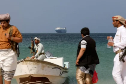 خاص ـ الحوثي الذي لا يملك بحرًا.. كيف تحولت جماعة برية إلى قوة تهدد أسطول العالم؟