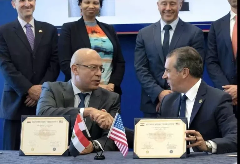 The Egyptian consul in Los Angeles receives 48 smuggled artifacts