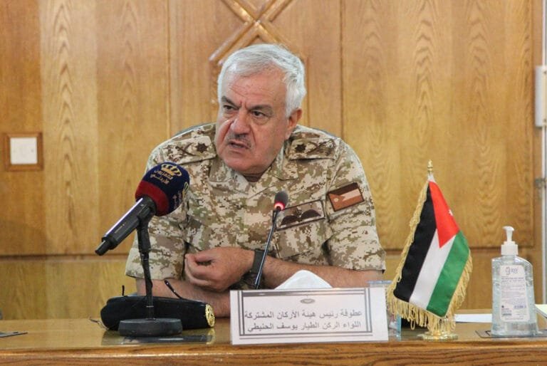 رئيس الأركان الأردني يتفقد المنطقة العسكرية الشرقية