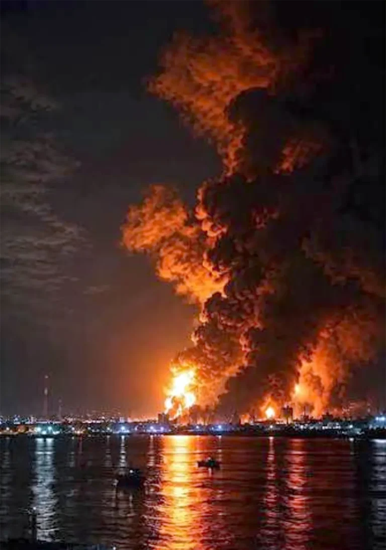 Two explosions near the entrance to the Strait of Hormuz... Iran speaks of an operation against "hostile targets"