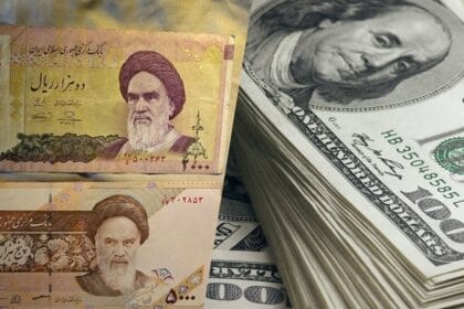 انهيار التومان الإيراني وعقوبات أمريكية جديدة تستهدف شبكات التمويل