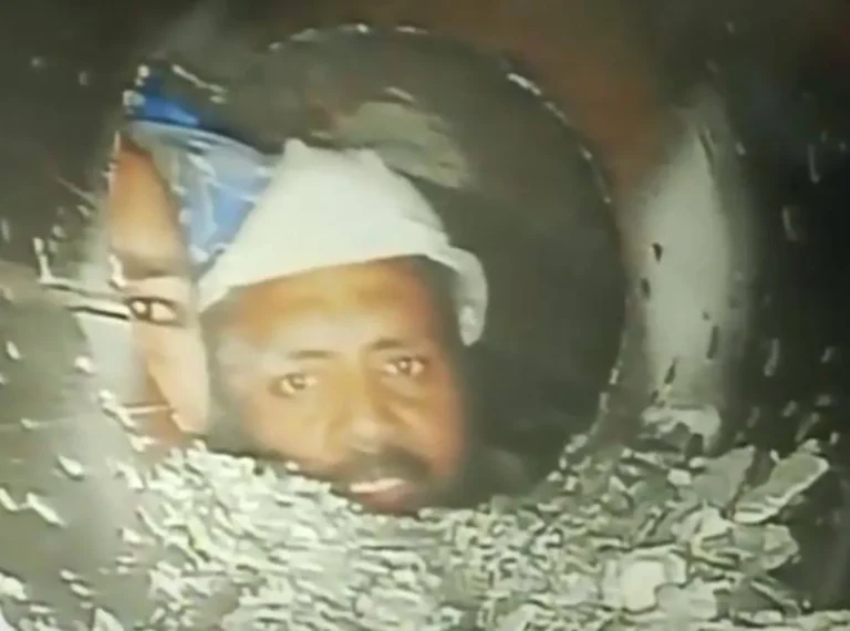 Water leak and debris trap workers... 20 killed and injured inside a tunnel under construction in India