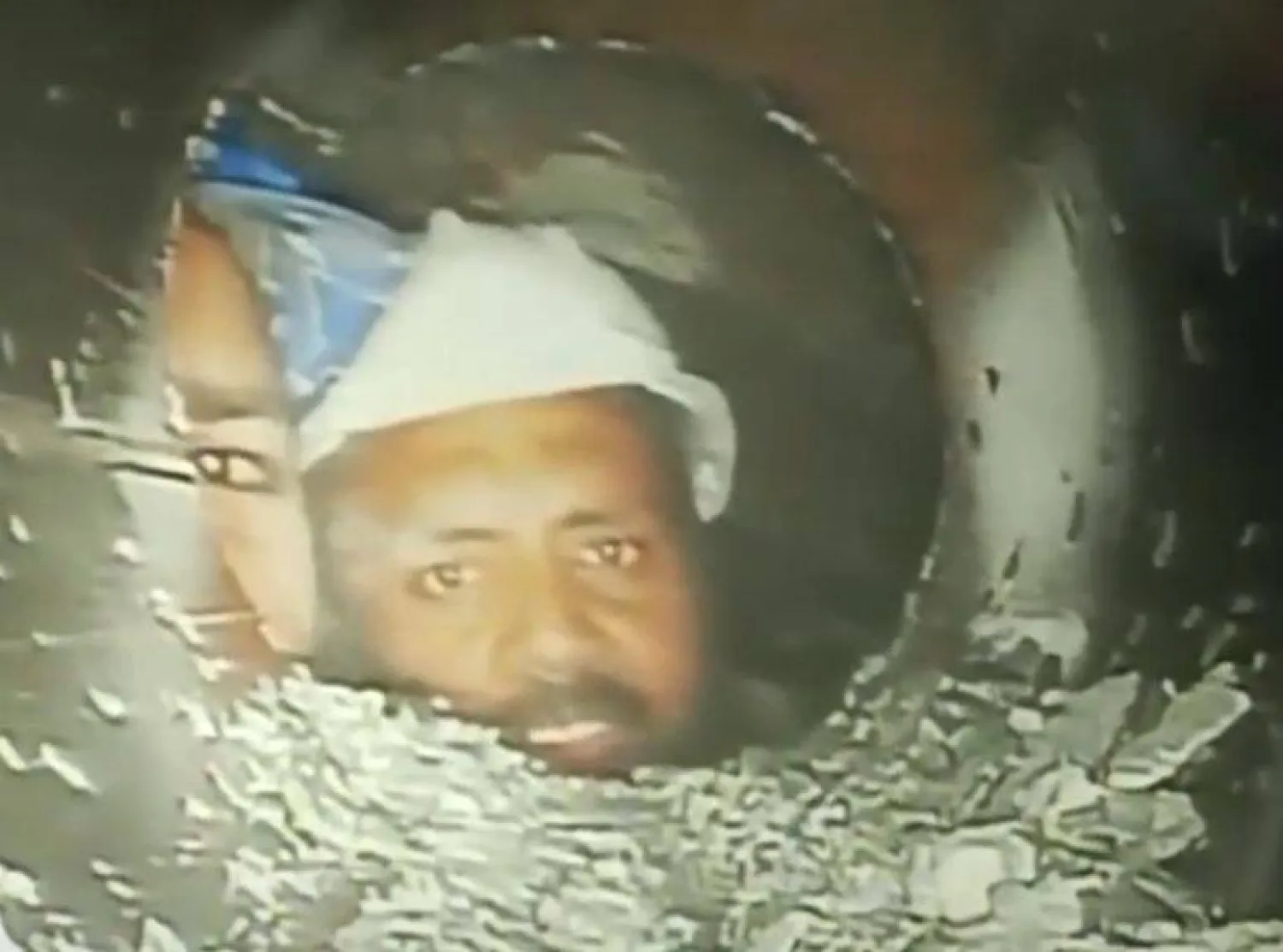 Water leak and debris trap workers… 20 killed and injured inside a tunnel under construction in India