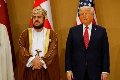 خاص - من «جسر» بين واشنطن وطهران إلى دولة مهددة بالقصف.. لماذا أصبحت مسقط عقدة الصراع على مضيق هرمز؟