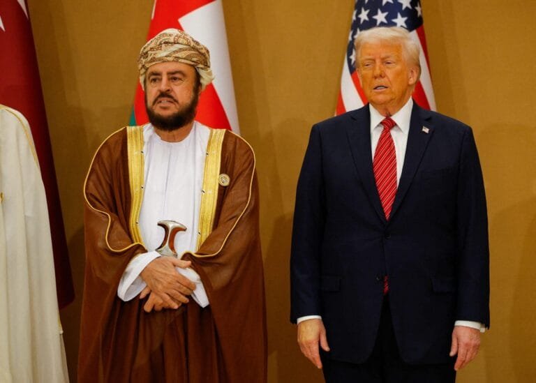 خاص - من «جسر» بين واشنطن وطهران إلى دولة مهددة بالقصف.. لماذا أصبحت مسقط عقدة الصراع على مضيق هرمز؟