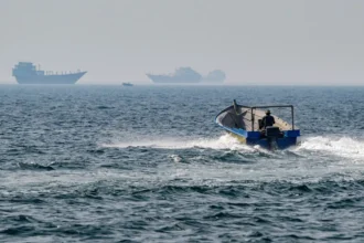 British agency: Sharp decline in shipping traffic in the Strait of Hormuz and absence of American ships