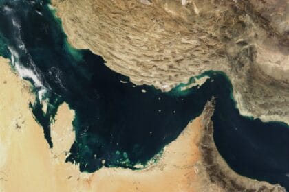 تراجع حاد في حركة الملاحة عبر مضيق هرمز وسط تحذيرات أممية من أزمة تجارية وغذائية عالمية