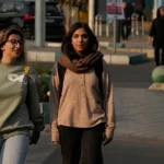 صراع الحجاب في إيران: تحد نسائي واسع وحذر حكومي وسط أزمات البلاد