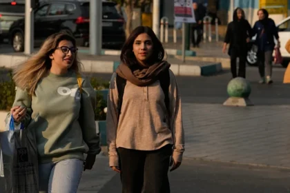 صراع الحجاب في إيران: تحد نسائي واسع وحذر حكومي وسط أزمات البلاد