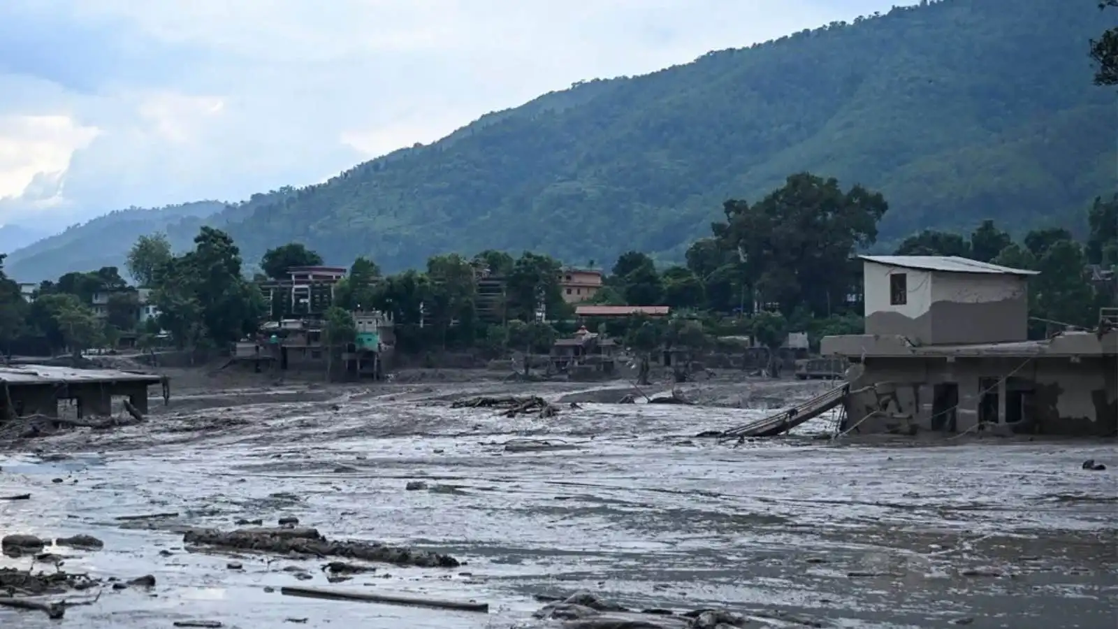 Disaster on the Chinese-Nepalese border: A mudslide kills 7 people and leaves 554 missing