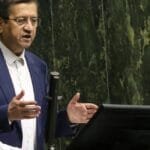 إيران أمام ضغوط اقتصادية خانقة.. محافظ المركزي يكشف شبه توقف صادرات النفط