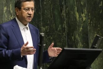 إيران أمام ضغوط اقتصادية خانقة.. محافظ المركزي يكشف شبه توقف صادرات النفط