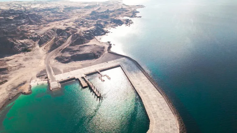 محمية جزر الحلانيات في خطر: تفاصيل أزمة تسرب مليون برميل نفط بالسواحل العمانية