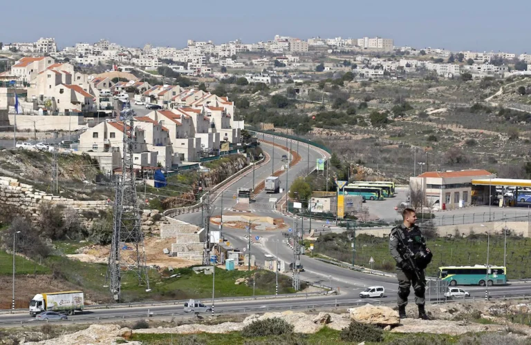 مسؤول فلسطيني يطالب مجلس الأمن بقرارات ملزمة لوقف التوسع الاستيطاني الإسرائيلي