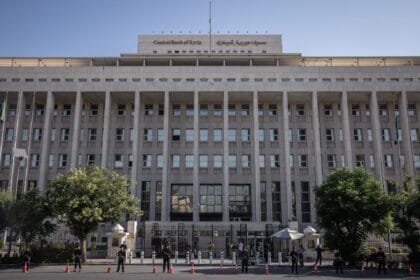 مصرف سوريا المركزي يؤكد استمرار سحب العملة القديمة عبر منافذ البريد في المحافظات