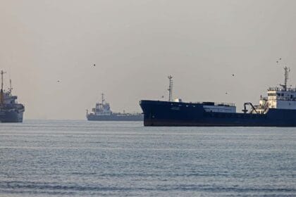 "Who controls Hormuz?"... Strikes in Larak, Jordan, and Al-Manhad reveal the limits of American and Iranian control