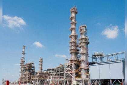 توقعت عودة فائض في المعروض.. "فيتش": إنتاج الإمارات النفطي عاد إلى مستويات ما قبل الحرب