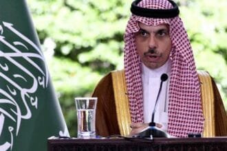 السعودية تؤكد التزامها بدعم الأمن والاستقرار وتعزيز الحلول السياسية للأزمات