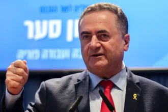 إسرائيل تعزز انتشارها العسكري قرب غزة.. وزير الدفاع يرفض أي خفض للقوات
