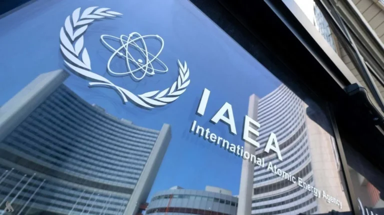 وكالة الطاقة الدولية تخفض توقعات الطلب على النفط لعام 2026 وسط استمرار إغلاق مضيق هرمز
