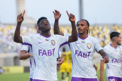 العين يواصل انتصاراته ويهزم كلباء بثنائية في الدوري