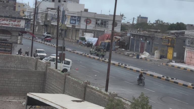 الحوثيون يسيطرون على مدينة المخا الاستراتيجية ويهددون باب المندب