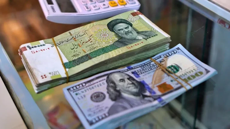 The collapse of the Iranian riyal continues: the dollar exceeds 211 thousand tomans amid fears of severe sanctions