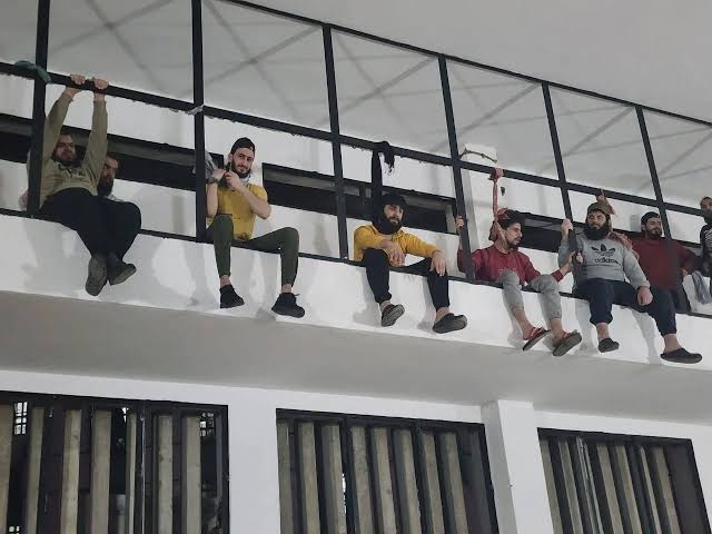 سجناء سوريون في سجن رومية Syrian prisoners in Roumieh Prison protest the suspension of the general amnesty law and criticize Bassil على تعليق قانون العفو العام ويوجهون انتقادات لباسيل