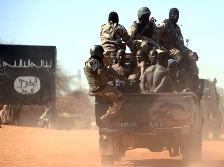 عندما تفاوض الدولة القاعدة.. قصة فشل الجيش المالي في فك الحصار