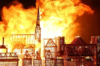 London in the eye of the flames... 3 days of fire that changed the face of the British capital