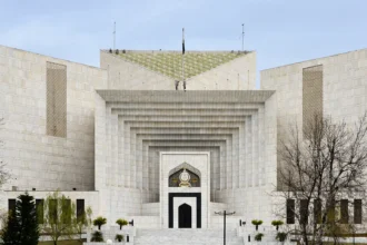 محكمة لاهور العليا تتحرك ضد توجيهات المجلس الطبي بترحيل الطلاب الأفغان